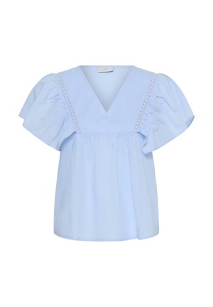 Világoskék blúz mély V-nyakkivágással, fodros rövid ujjakkal és csipkés díszítéssel a nyakkivágás és a vállak mentén.