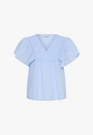 Világoskék blúz mély V-nyakkivágással, fodros rövid ujjakkal és csipkés díszítéssel a nyakkivágás és a vállak mentén.