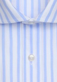 Chemise habillée à col avec des rayures verticales bleu clair et blanches, dotée d'un bouton et d'une boucle de fermeture semblables à une perle.