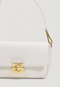 Bolso de mano de cuero blanco con un acabado texturizado, que presenta un cierre dorado y una correa delgada para el hombro. Forma compacta y rectangular con adornos mínimos.