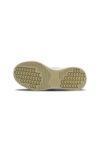 Sohle eines Sneakers mit einer Gummisohle, die ein Zickzack-Profilmuster und ein kreisförmiges Logo aufweist. Heller Tan-Farbton mit strukturierten Rillen.