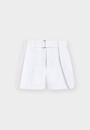 Fehér, magas derekú, testre szabott rövidnadrág széles derékpánttal és téglalap alakú fém csattal ellátott szövetövvel.