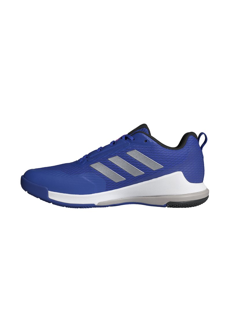 Blauwe sportieve schoen met een bovenwerk van mesh, drie zilveren strepen aan de zijkant, witte tussenzool en zwarte buitenzool. Voorzien van een gevoerde kraag en hieltab.
