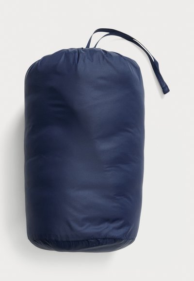 Marineblå kompresjonssekker laget av glatt stoff, sylinderformet, med snorlukking og hengekrok for enkel transport.