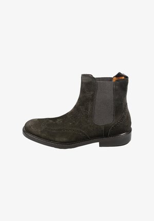Stivaletti alla caviglia in suede verde scuro con pannelli elastici laterali, dettagli brogue lungo la punta e suola nera liscia.