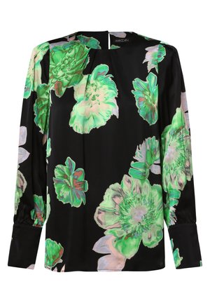 Sort langærmet bluse med store lysegrønne og blege lyserøde blomsterprint, med rund halsudskæring og manschetter med knapper.