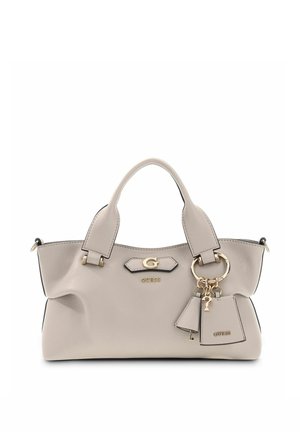 Sac à main Guess en cuir beige clair avec double poignée, logo doré et breloques décoratives en forme de clé et d'étiquette sur le côté avant droit.