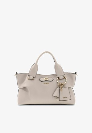 Sac à main Guess en cuir beige clair avec double poignée, logo doré et breloques décoratives en forme de clé et d'étiquette sur le côté avant droit.