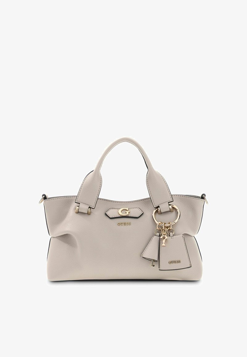 Sac à main Guess en cuir beige clair avec double poignée, logo doré et breloques décoratives en forme de clé et d'étiquette sur le côté avant droit.