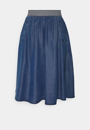 Niebieska spódnica midi z elastycznym, paskowanym paskiem i bocznymi kieszeniami, wykonana z lekkiego denimu.