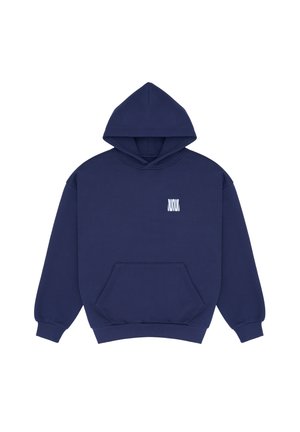 Sweat à capuche bleu marine avec poche avant et petit logo blanc sur la poitrine gauche montrant des lettres stylisées qui se chevauchent.