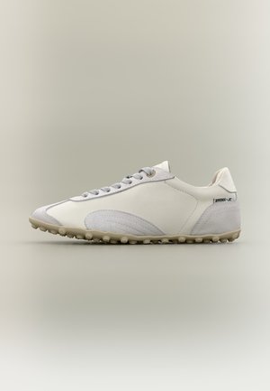 Weißer und hellgrauer Low-Top-Sneaker mit strukturierter Sohle, Schnürverschluss vorne und "BRONX"-Label in der Nähe der Ferse vor neutralem Hintergrund.