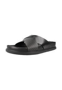 Zwarte slide-sandalen met een gestructureerd synthetisch bovenwerk en diagonale kruislijbanden. Platte rubberen zool, lichtgewicht ontwerp en subtiel patroon op het bovenwerk.