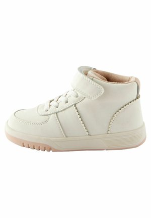 Valkoiset korkeavartiset sneakerit, jotka on valmistettu sileästä nahasta, ja joissa on nauha- ja tarrakiinnitys, teksturoitu kumipohja ja kontrastiväriset vaaleanpunaiset yksityiskohdat.