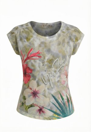 Top da donna a maniche corte con scollo rotondo, caratterizzato da grandi stampe floreali rosa e rosse e foglie verdi su uno sfondo chiaro e strutturato.