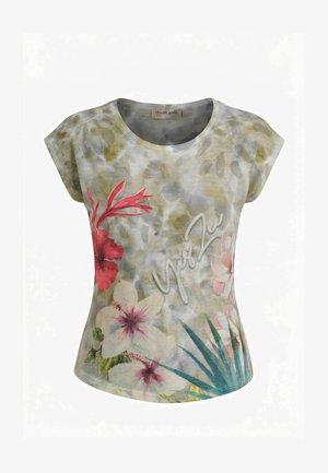 Top da donna a maniche corte con scollo rotondo, caratterizzato da grandi stampe floreali rosa e rosse e foglie verdi su uno sfondo chiaro e strutturato.