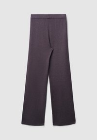 Pantaloni larghi viola scuro realizzati in un tessuto morbido e strutturato, con un cinturino elastico liscio. La lunghezza arriva alla caviglia.