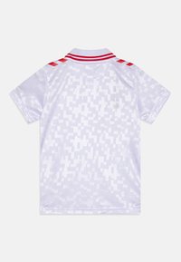 Vit kortärmad polotröja med ett pixelerat mönster, röda axelaccenter och en klassisk krage. Slät, lättviktig tyg.