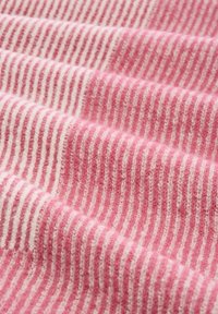 Gestreifter Stoff in Pink und Weiß, mit einer sanften, strukturierten Oberfläche und abwechselnd breiten und schmalen Streifen.