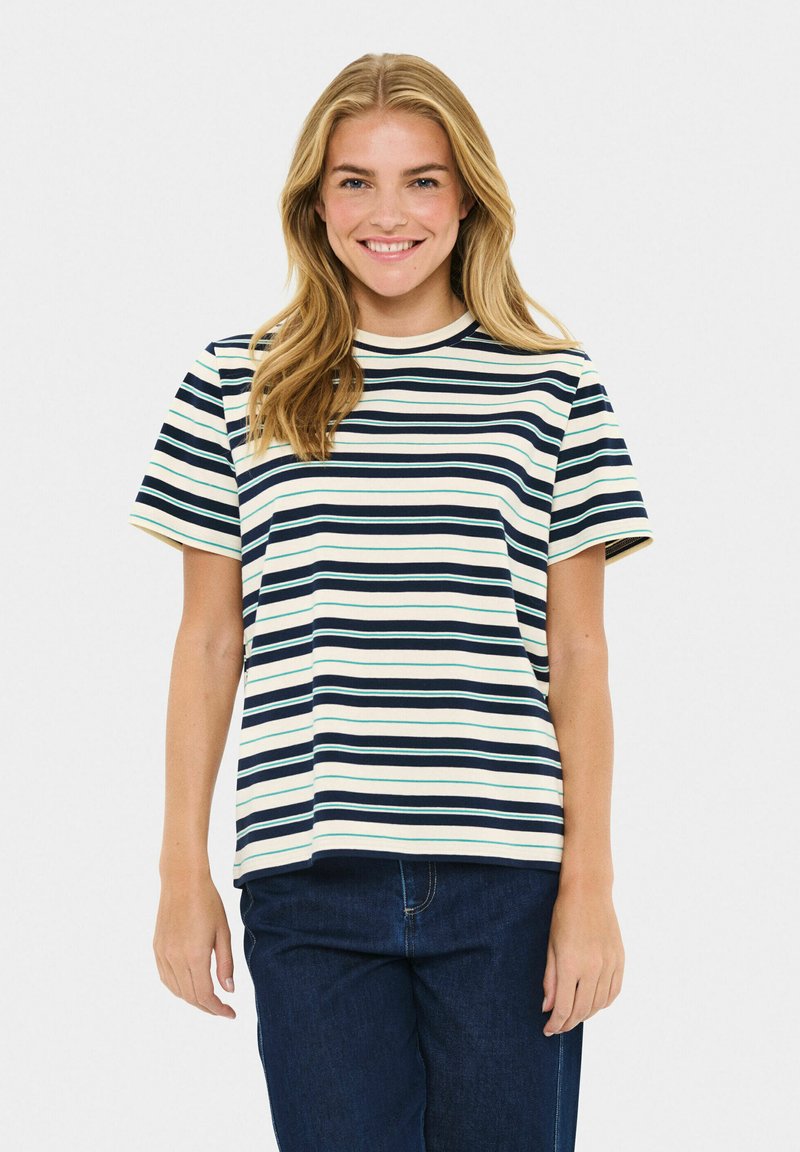 Stribet t-shirt med navy, hvid og teal farver, korte ærmer, rund halsudskæring og en afslappet pasform, sat sammen med mørkeblå jeans.