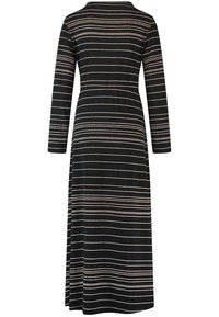 Robe longue noire à manches longues, avec des rayures crémeuses horizontales et un col. Fabriquée en tissu doux avec une texture lisse.