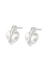 Strieborné náušnice so zirkónmi v tvare srdca s ostrým akcentom, s lesklým a hladkým povrchom.