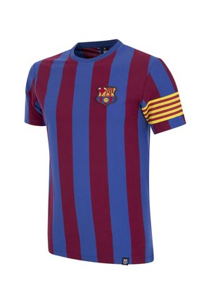 Voetbalshirt met korte mouwen van FC Barcelona met afwisselend blauwe en bordeauxrode verticale strepen en een geel gestreepte aanvoerdersband op de rechtermouw.