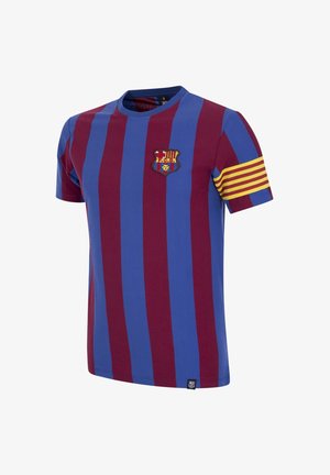 Voetbalshirt met korte mouwen van FC Barcelona met afwisselend blauwe en bordeauxrode verticale strepen en een geel gestreepte aanvoerdersband op de rechtermouw.