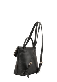 Zwarte leren rugzak met twee schouderbanden, een handvat aan de bovenkant, ritssluiting en accenten van goudkleurig beslag. Gestructureerde vorm en gladde textuur.