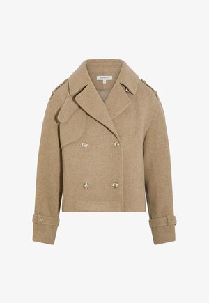 Beige cropped wollen jas met brede revers, dubbelgeknoopte gouden knopen, schouderepauletten en verstelbare gespbanden aan de manchetten.