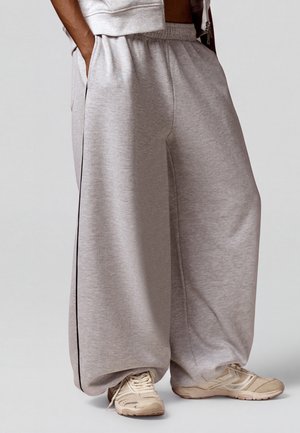 Bershka, PLUSH - JOGGERS - Pantalon de survêtement - grey