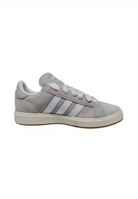 Scarpa sportiva in suede grigio con strisce in pelle bianca, suola in gomma e punta rotonda. Presenta un design con lacci e dettagli texture.