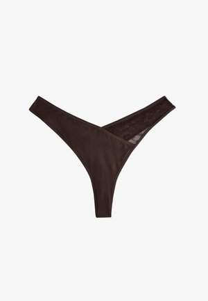Brauner Tanga aus glattem Stoff, mit einem V-förmigen Frontdesign und transparenten Spitzelementen an den Seiten. Minimale Bedeckung und dehnbares Material.