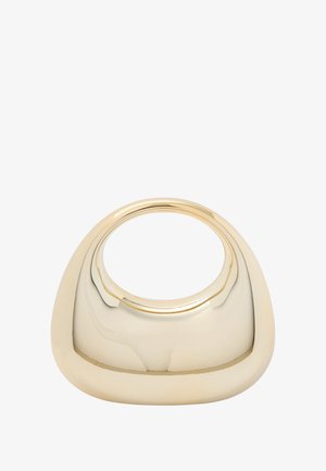 Arany színű fémgyűrű sima, lekerekített formával és középső nyílással. Tükröződő felület, mintázatok vagy hardver részletek nélkül.