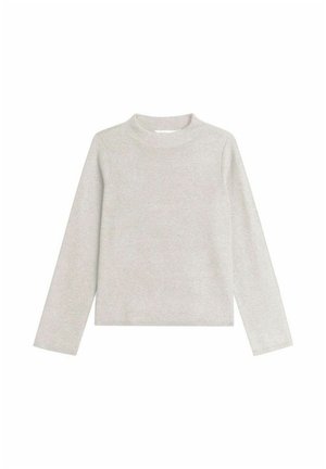 Lys grå langærmet sweater med høj hals, lavet af blødt stof. Har et lige snit og ribbede manchetter ved ærmerne og kanten.