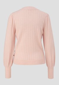 Jasnoróżowy sweter z prążkowanej tkaniny, z okrągłym dekoltem, długimi bufiastymi rękawami i dopasowanym dołem. Materiał wydaje się miękki z delikatną teksturą.