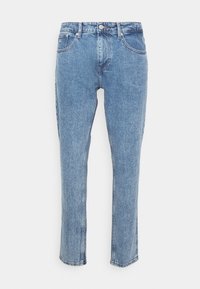 Světle modré džínové kalhoty s rovným střihem, pěti kapsami, zapínáním na knoflík a zip a jemným vyblednutím pro strukturu.