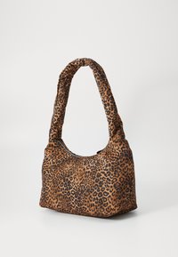 Leopardo rašto peties krepšys su kreipiamuoju rankena, pagamintas iš audinio, minkštos tekstūros. Su užtrauktuku ir išskirtiniu rudu bei juodu raštu.