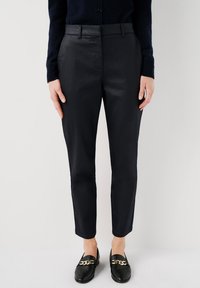 Texturerade svarta byxor med skräddarsydd passform, medelhög midja och avsmalnande ben, kompletterade med en slät yta och sidofickor.