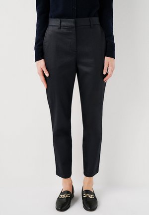 Pantaloni neri con texture, dal taglio sartoriale, vita media e gambe affusolate, completati da una finitura liscia e tasche laterali.