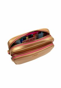 Trousse de toilette en simili cuir doré avec fermeture éclair rose ; comprend deux compartiments, l'un montrant un intérieur rayé coloré et une carte de logo à l'intérieur.