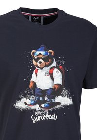 Marineblaues T-Shirt mit einem Bären in Ski-Ausrüstung, einschließlich Sonnenbrille, weißer Jacke, blauen Hosen und einem roten Rucksack, mit verschneiten grafischen Details.