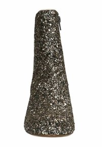 Glanzende donkerzilveren enkellaars met een hoge, taps toelopende silhouet en een zijrits. Gearticuleerd met dichte, reflecterende glitter voor extra detail.