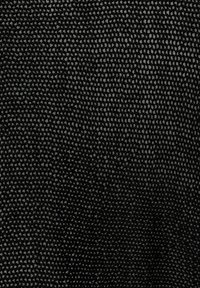 Zwart textiel met een mesh-patroon, met kleine hexagonale vormen. Het oppervlak lijkt duurzaam en lichtgewicht.