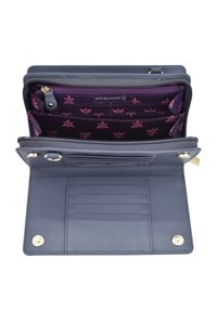 Marine RFID-blokkerende portemonnee met ritssluiting. Het interieur heeft een patroonvoering, meerdere kaartslots en een gladde leren textuur.