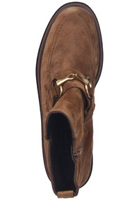Botină din suede maro, cu vârf rotund, accente din metal auriu și fermoar pe lateral. Talpa plată și cusăturile adaugă textură și detalii.
