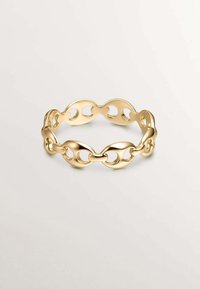 Anillo de eslabones de oro con enlaces ovalados entrelazados, que presenta recortes y un acabado pulido. Textura suave, diseño circular.