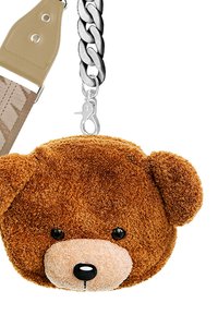 Bolso en forma de oso de peluche marrón hecho de material suave, con ojos negros, hocico beige y una correa de cadena plateada con un clip.