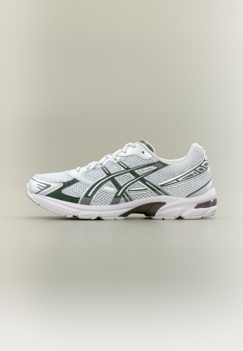 Λευκά αθλητικά παπούτσια με ανθεκτικό διχτυωτό επάνω μέρος σε αποχρώσεις πράσινο υ και γκρι, ενισχυμένη μύτη και μαλακή σόλα για υποστήριξη.