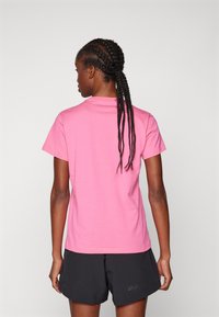 adidas Sportswear ESSENTIALS - Triko s potiskem - pulse magenta   black